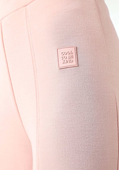 اعرض التفاصيل لـ وردي للنساء بنطال رياضي