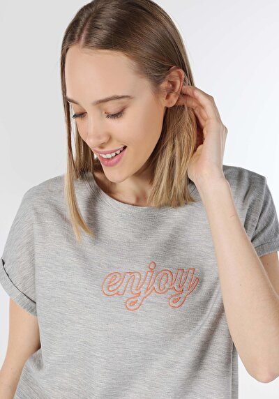 صورة من رمادي للنساء تي شيرت بأكمام قصيرة