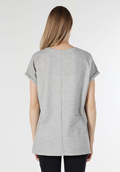 صورة من رمادي للنساء تي شيرت بأكمام قصيرة