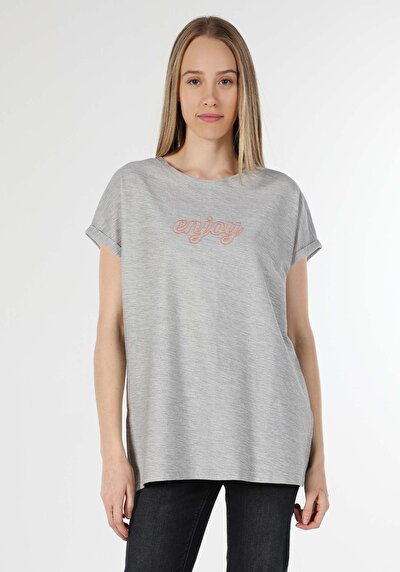 صورة من رمادي للنساء تي شيرت بأكمام قصيرة