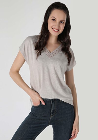 صورة من أبيض للنساء تي شيرت بأكمام قصيرة