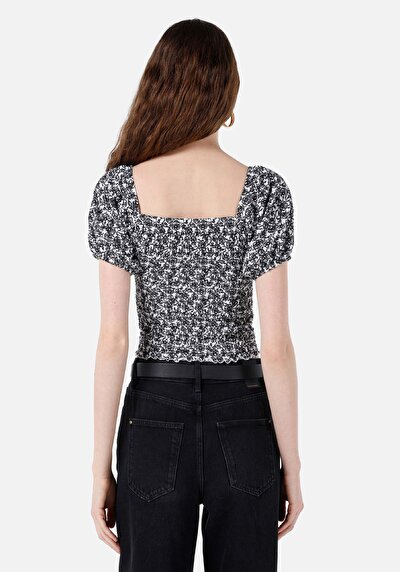 صورة من تي شيرت نسائي برقبة على شكل V نسائي بالبطيخ الأسود