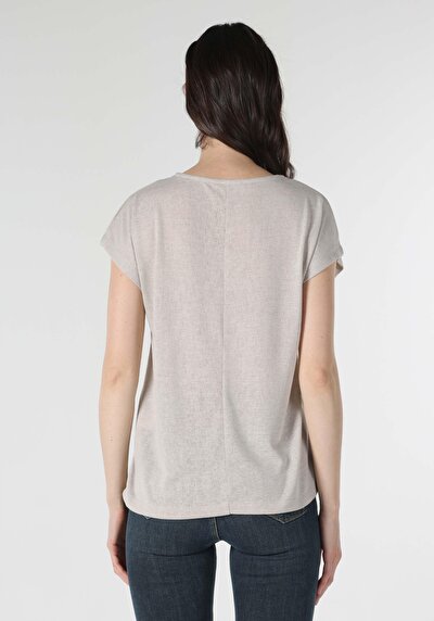 صورة من أبيض للنساء تي شيرت بأكمام قصيرة