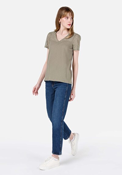 صورة من قصة عادية على شكل V رقبة نسائي بأكمام قصيرة تي شيرت