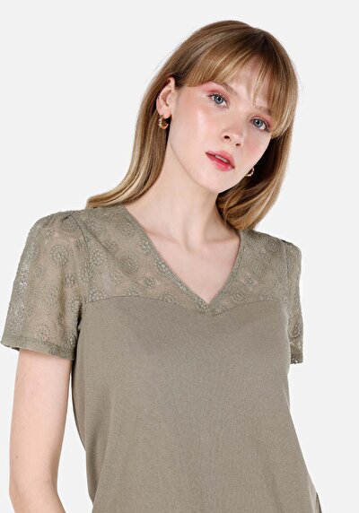 صورة من قصة عادية على شكل V رقبة نسائي بأكمام قصيرة تي شيرت