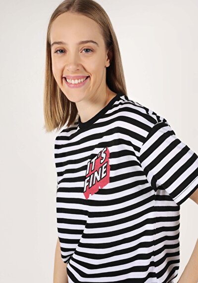 صورة من أسود للنساء تي شيرت بأكمام قصيرة