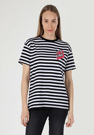 صورة من أسود للنساء تي شيرت بأكمام قصيرة