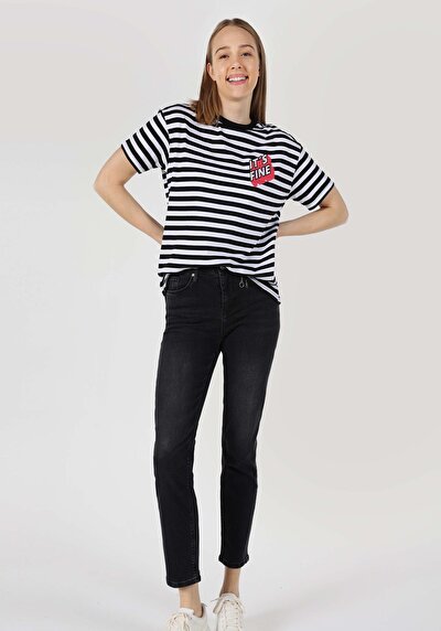 اعرض التفاصيل لـ أسود للنساء تي شيرت بأكمام قصيرة