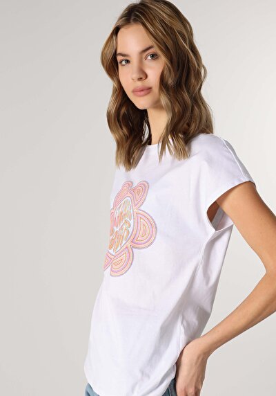 صورة من أبيض للنساء تي شيرت بأكمام قصيرة