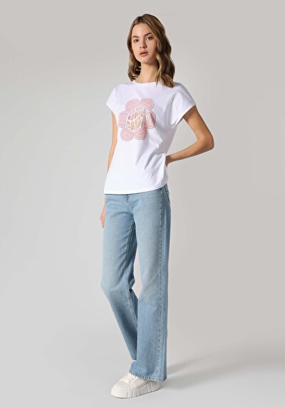 صورة من أبيض للنساء تي شيرت بأكمام قصيرة