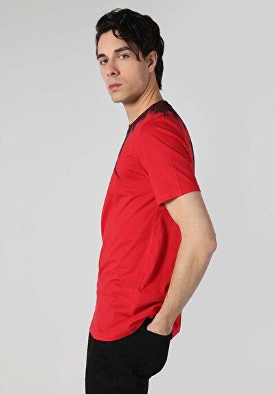 صورة من   رقبة مستديرة مطبوعة رجالي أحمر قصيرة الأكمام تي شيرت