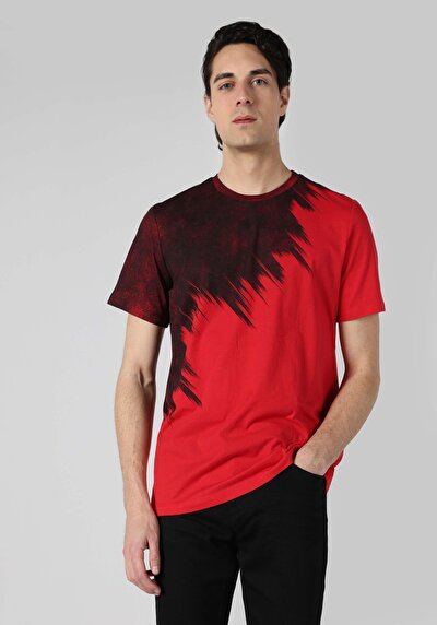 صورة من رقبة مستديرة مطبوعة رجالي أحمر قصيرة الأكمام تي شيرت