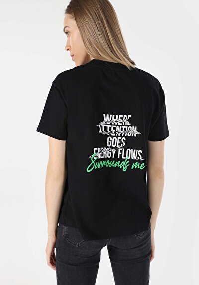 صورة من أسود للنساء تي شيرت بأكمام قصيرة