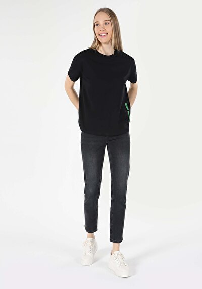 صورة من أسود للنساء تي شيرت بأكمام قصيرة