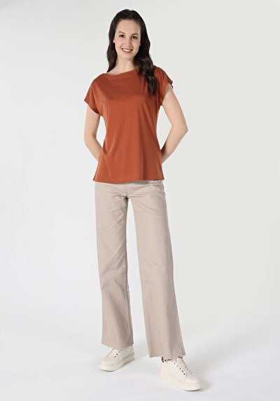 صورة من برتقالي للنساء تي شيرت بأكمام قصيرة