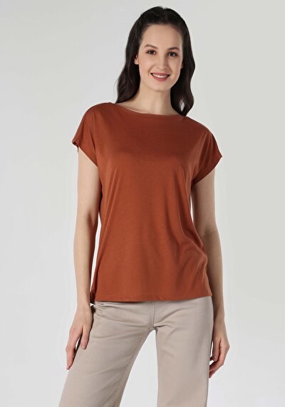 صورة من برتقالي للنساء تي شيرت بأكمام قصيرة