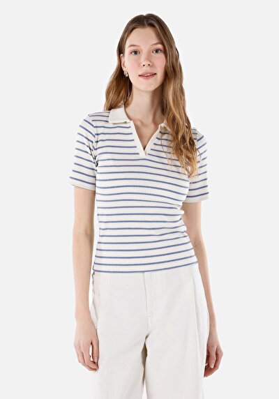 صورة من أبيض للنساء تي شيرت بأكمام قصيرة