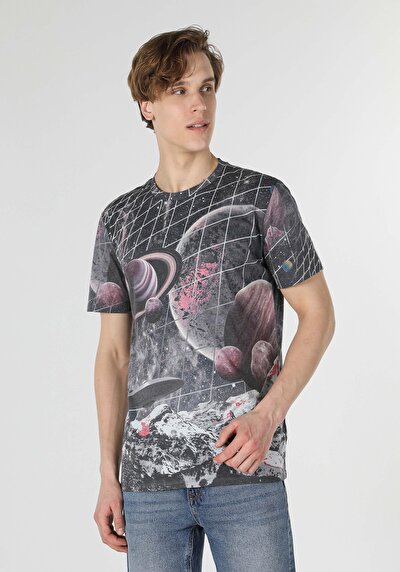 صورة من أنتراسيت للرجال تي شيرت بأكمام قصيرة