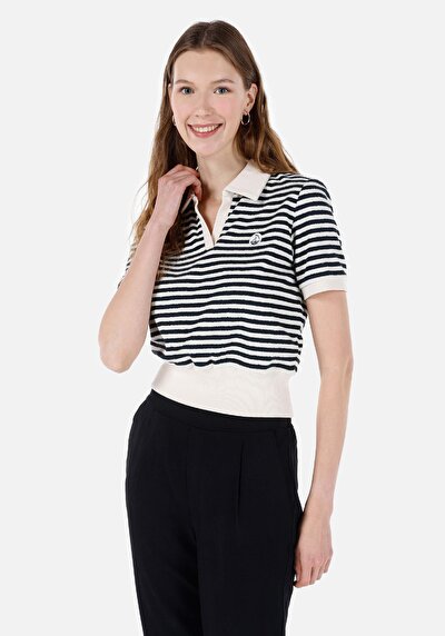 صورة من أزرق بحري للنساء تي شيرت بأكمام قصيرة