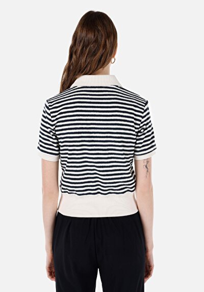 صورة من أزرق بحري للنساء تي شيرت بأكمام قصيرة