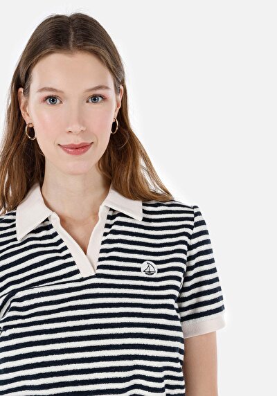 صورة من أزرق بحري للنساء تي شيرت بأكمام قصيرة