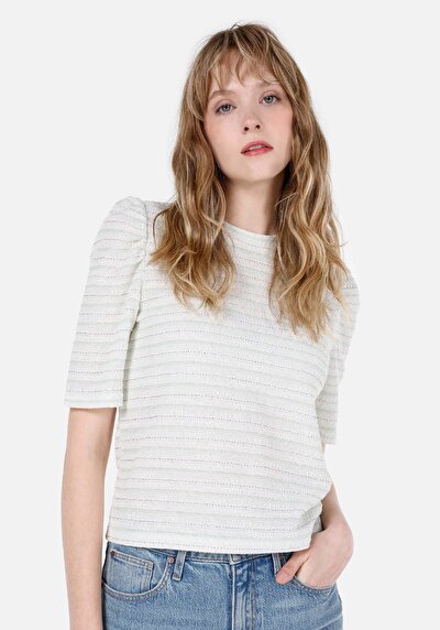 صورة من   رقبة مستديرة نسائي أبيض بأكمام قصيرة تي شيرت