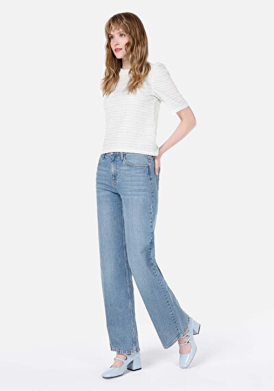 صورة من رقبة مستديرة نسائي أبيض بأكمام قصيرة تي شيرت