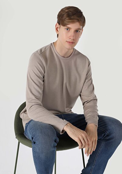 صورة من بيج للرجال تي شيرت كم طويل