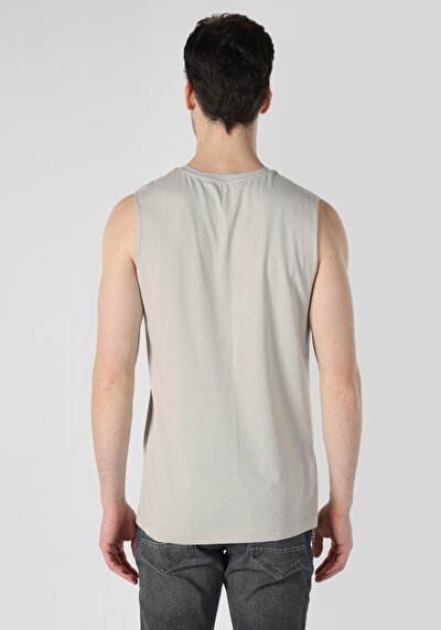 صورة من رمادي للرجال رياضي