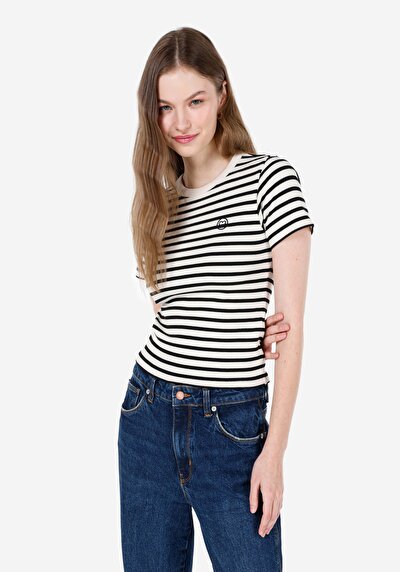 صورة من ضيق قصة رقبة مستديرة نسائي أسود كم قصير تي شيرت