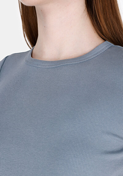 صورة من نحيف ياقة مستديرة مستقيم نسائي أزرق كم قصير تي شيرت