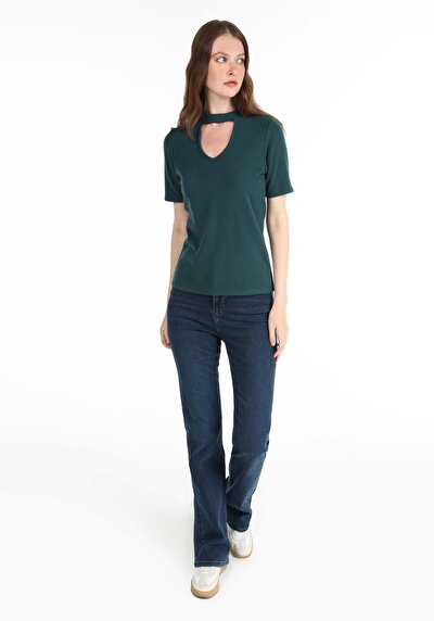 صورة من تي شيرت نحيف نصف ياقة مدورة نسائي أخضر بأكمام قصيرة