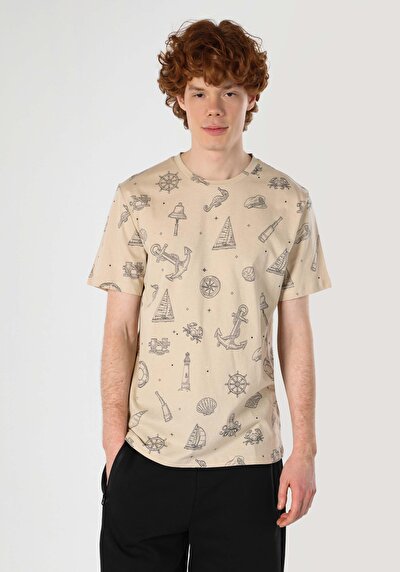 صورة من   رقبة مستديرة مطبوعة رجالي بيج كم قصير تي شيرت