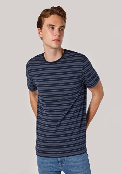 صورة من   رقبة مستديرة مخطط رجالي أزرق كحلي كم قصير تي شيرت