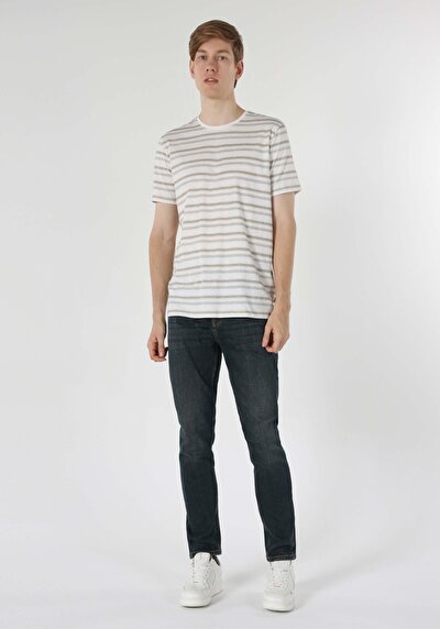 صورة من رقبة مستديرة مخطط للرجال أبيض بأكمام قصيرة تي شيرت