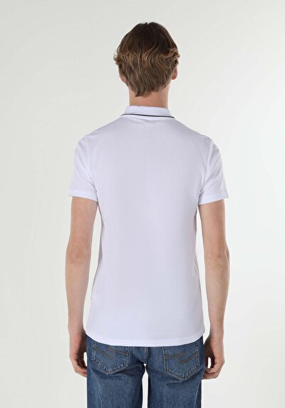 صورة من أبيض للرجال قميص بولو كم قصير