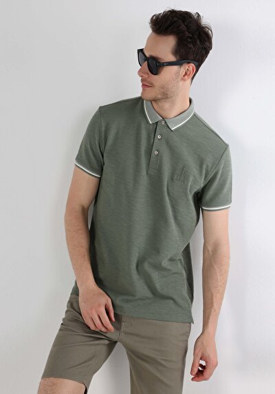صورة من أخضر للرجال قميص بولو  كم قصير