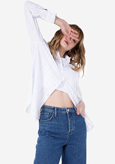 صورة من قميص مريح رقبة مخطط نسائي أبيض كم طويل قميص