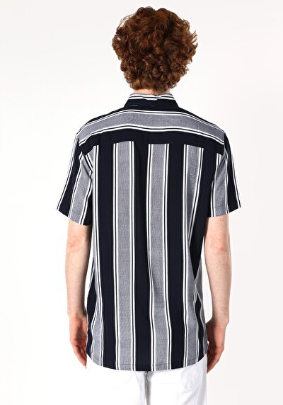 صورة من قميص عادي رقبة مخطط رجالي أزرق كحلي كم قصير قميص