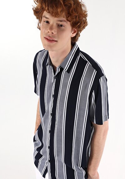 صورة من قميص عادي رقبة مخطط رجالي أزرق كحلي كم قصير قميص