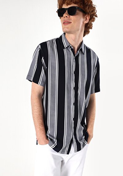 صورة من قميص عادي رقبة مخطط رجالي أزرق كحلي كم قصير قميص