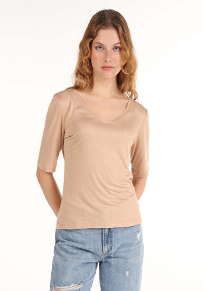 صورة من تي شيرت نسائي بياقة على شكل حرف V بأكمام قصيرة بيج