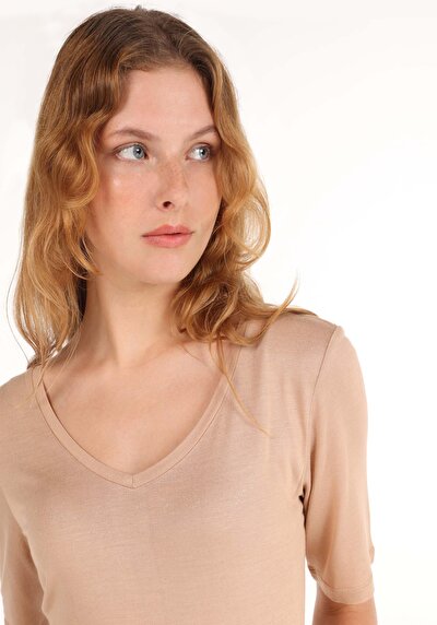 اعرض التفاصيل لـ تي شيرت نسائي بياقة على شكل حرف V بأكمام قصيرة بيج