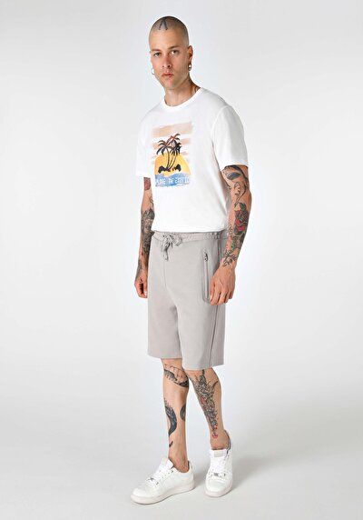 صورة من أبيض للرجال شورت