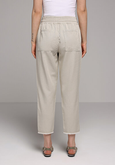 صورة من أبيض للنساء بناطيل