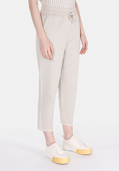 صورة من أبيض للنساء بناطيل