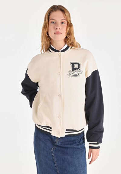 صورة من جاكيت أبيض نسائي مع قفل المفاجئ