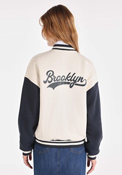 اعرض التفاصيل لـ   جاكيت أبيض نسائي مع قفل المفاجئ