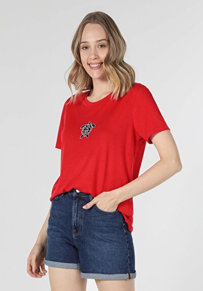 صورة من أحمر للنساء تي شيرت بأكمام قصيرة