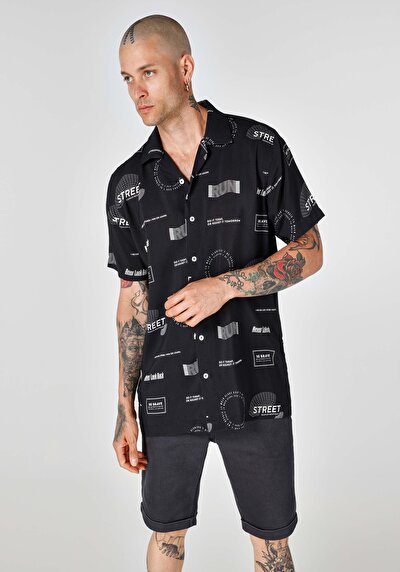 صورة من قميص عادي رقبة مطبوع رجالي أسود كم قصير قميص